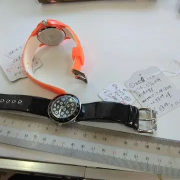 오렌지와 블랙 아날로그 손목시계, 2점입니다,