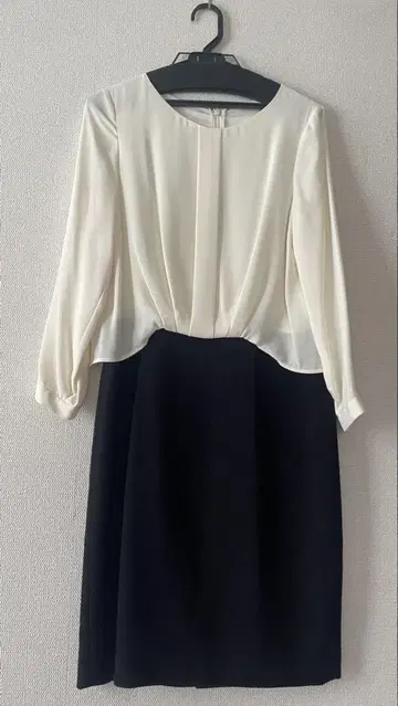 아이보리 블랙 긴팔 무릎 기장 원피스