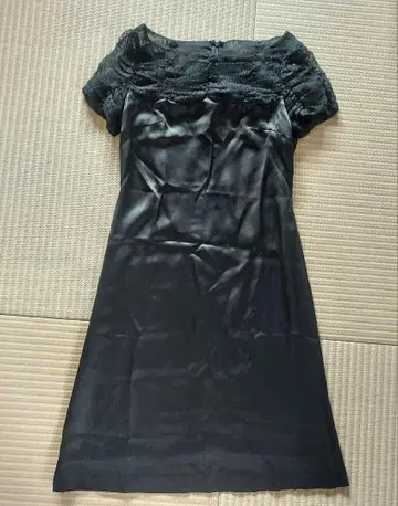 해롯 레이스 장식 반팔 블랙 원피스