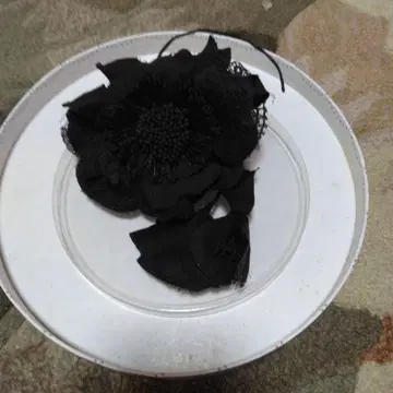 핑크하우스 블랙 꽃 모티브 코사지 레이스 포함