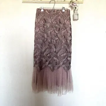 SNIDEL 페더 모티브 레이스 도킹 스커트