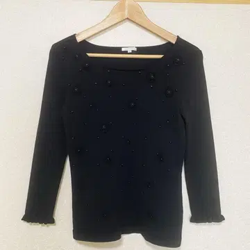 새상품급 TO BE CHIC 비즈 플라워 모티브 니트 블랙 사이즈 2