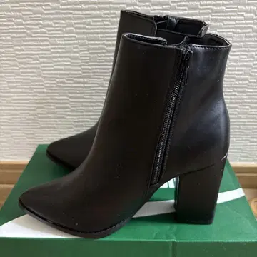 지퍼 달린 블랙 부츠