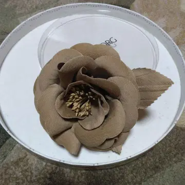 핑크하우스 잉게보그 꽃 브로치 베이지 패브릭 소재