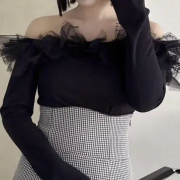택 포함 dazzlin 오프숄더 리본 컷 상의 블랙
