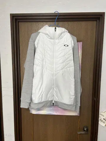 Oakley 후드 부착 자켓 화이트/그레이