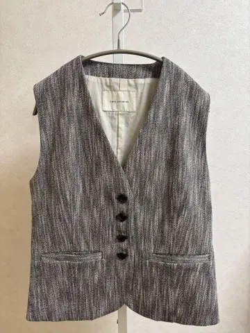 그레이 계열 스트라이프 베스트