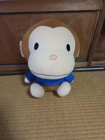 파란 옷을 입은 원숭이 봉제 인형