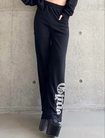 GYDA 라메 플레어 팬츠