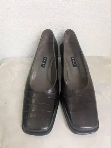 BALLY 브라운 크로커다일 패턴 펌프스
