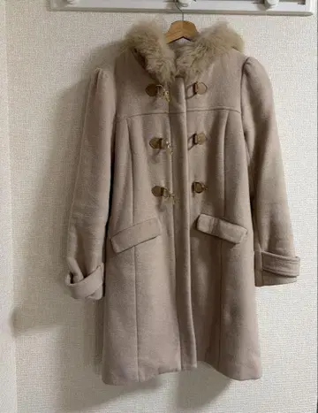 베이지 퍼(fur) 포함 더플 코트