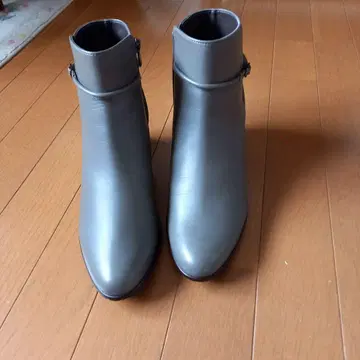 그레이 가죽 앵클부츠 중간 힐