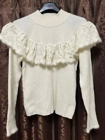 질스튜어트 JILLSTUART 프릴 스웨터 화이트
