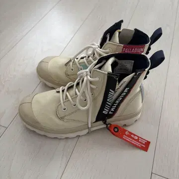 PALLADIUM 크림색 하이컷 스니커즈