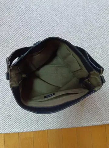 블랙 가죽 숄더백 외 포켓 부착