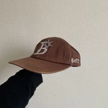 BOTT 브라운 캡 자수 로고 부착