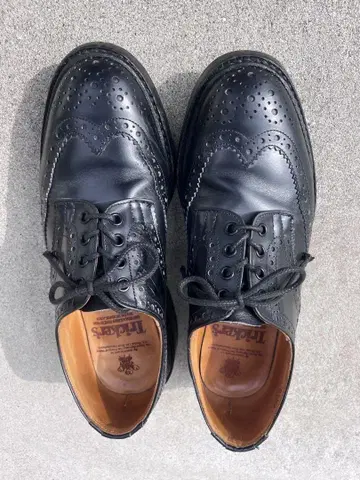Tricker's 블랙 윙 칩 슈즈 버튼