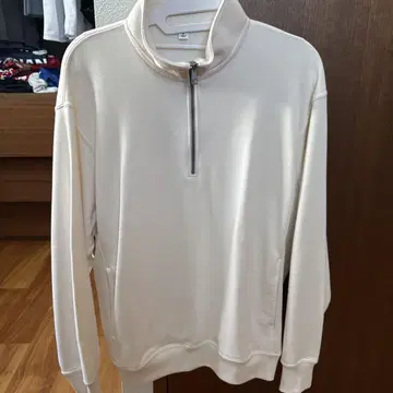 크림색 하프 지퍼 트레이닝복