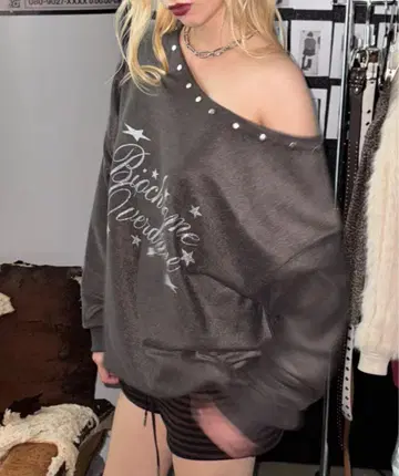 [택 포함 새상품] 25A/W 스터드 장식 2WAY 오프숄더 맨투맨