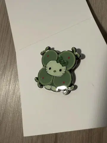 모키티 시아와세모 일본관 핀 배지