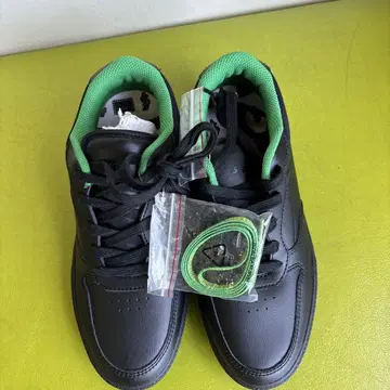 EMERICA 샘플 스니커즈