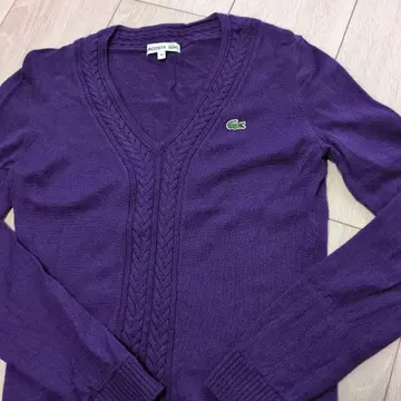 가격 인하 중 LACOSTE 보라색 V넥 니트 스웨터