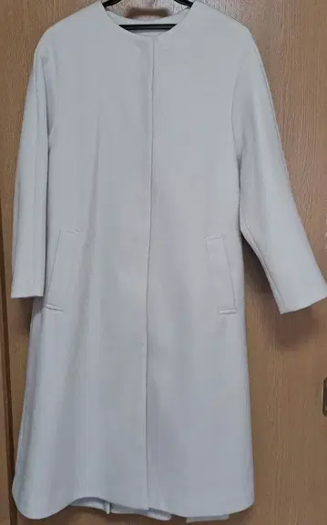 화이트 롱 코트
