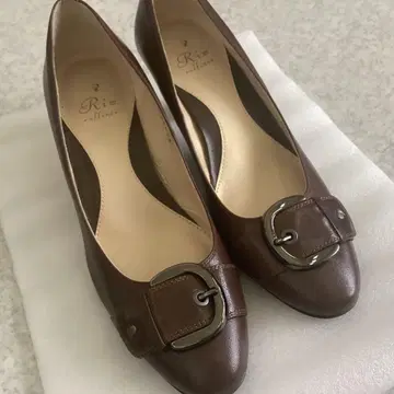 리즈라피네 브라운 거의 새 상품 펌프스 24cm