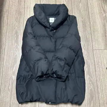 블랙 다운 자켓 버튼 하이넥