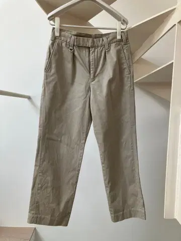 베이지 치노 팬츠