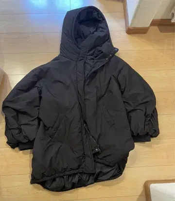 후드 부착 블랙 다운 자켓