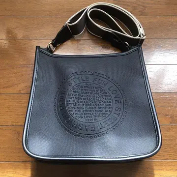 블랙 엠보싱 로고 숄더백