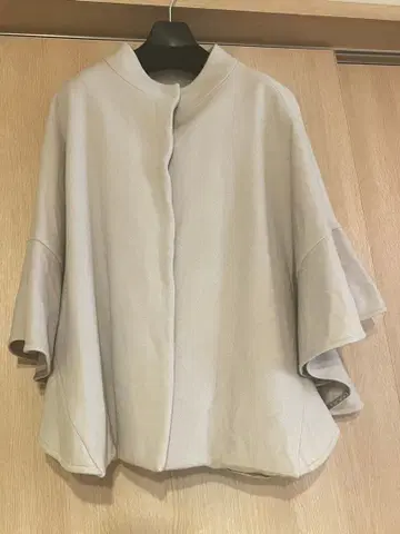 라이트 그레이 플레어 슬리브 케이프 코트