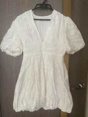 ZARA 자수 장식 화이트 반팔 원피스