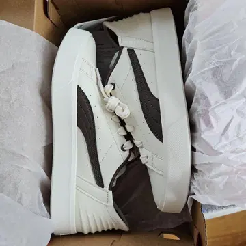 푸마 화이트/브라운 로우컷 스니커즈