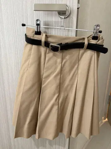 릴리 브라운 벨트 포함 플리츠 스커트 쇼츠 베이지