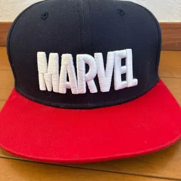 MARVEL 자수 로고 캡 블랙/빨간색