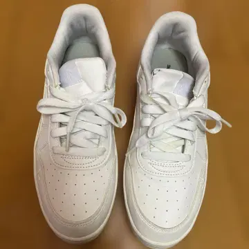 PUMA 화이트 가죽 스니커즈