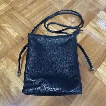 LAURA ASHLEY 블랙 숄더백