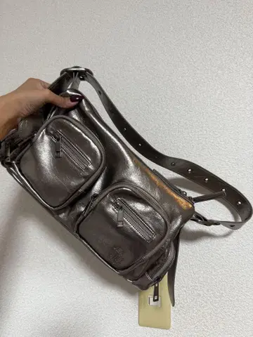 메탈릭 그레이 숄더백