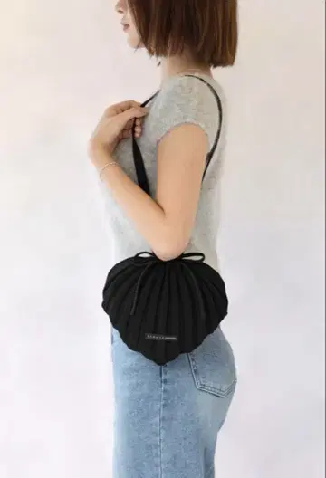 PLEATS MAMA 하트형 숄더백 블랙