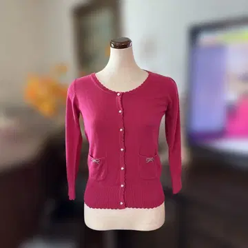 펄 버튼 달린 핑크 가디건