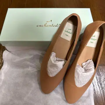 enchanted 베이지 가죽 펌프스