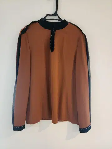 오렌지 비쥬 부착 긴팔 셔츠