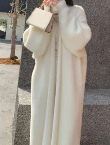 화이트 푸와푸와 롱 코트
