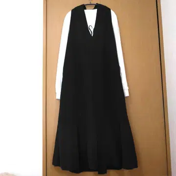 클리콘포르테 블랙 V넥 서스펜더 원피스