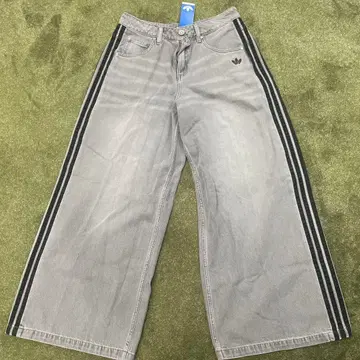 구하기 어려운 adidas 청바지