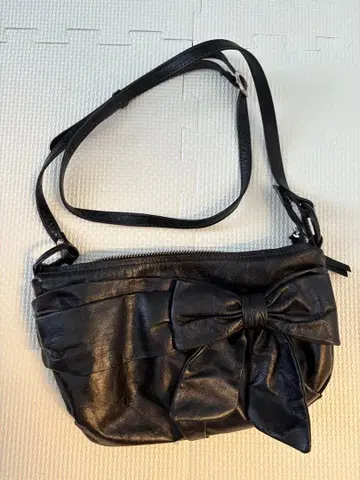 질스튜어트 리본 포함 블랙 가죽 숄더백