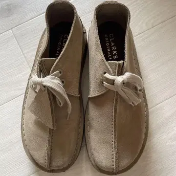CLARKS ORIGINALS 스웨이드 로퍼 베이지