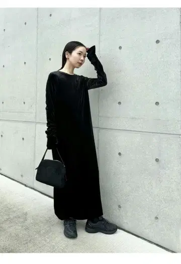 핑거 슬리브 벨로아 롱 원피스